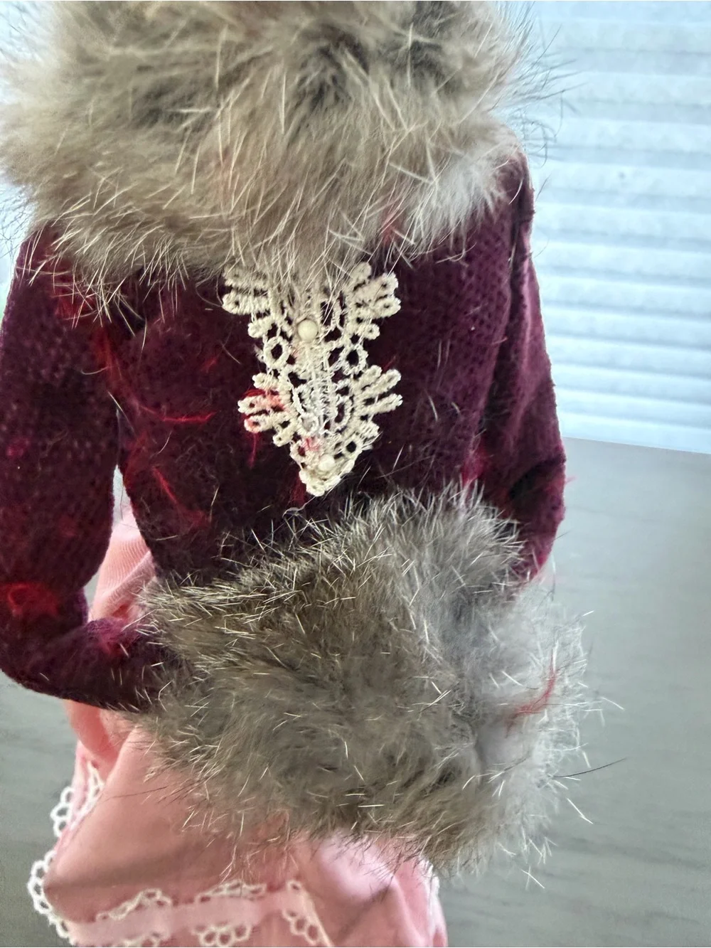 Byers’ Choice 2004 Victorian Woman Caroler Retired Faux Fur Muff